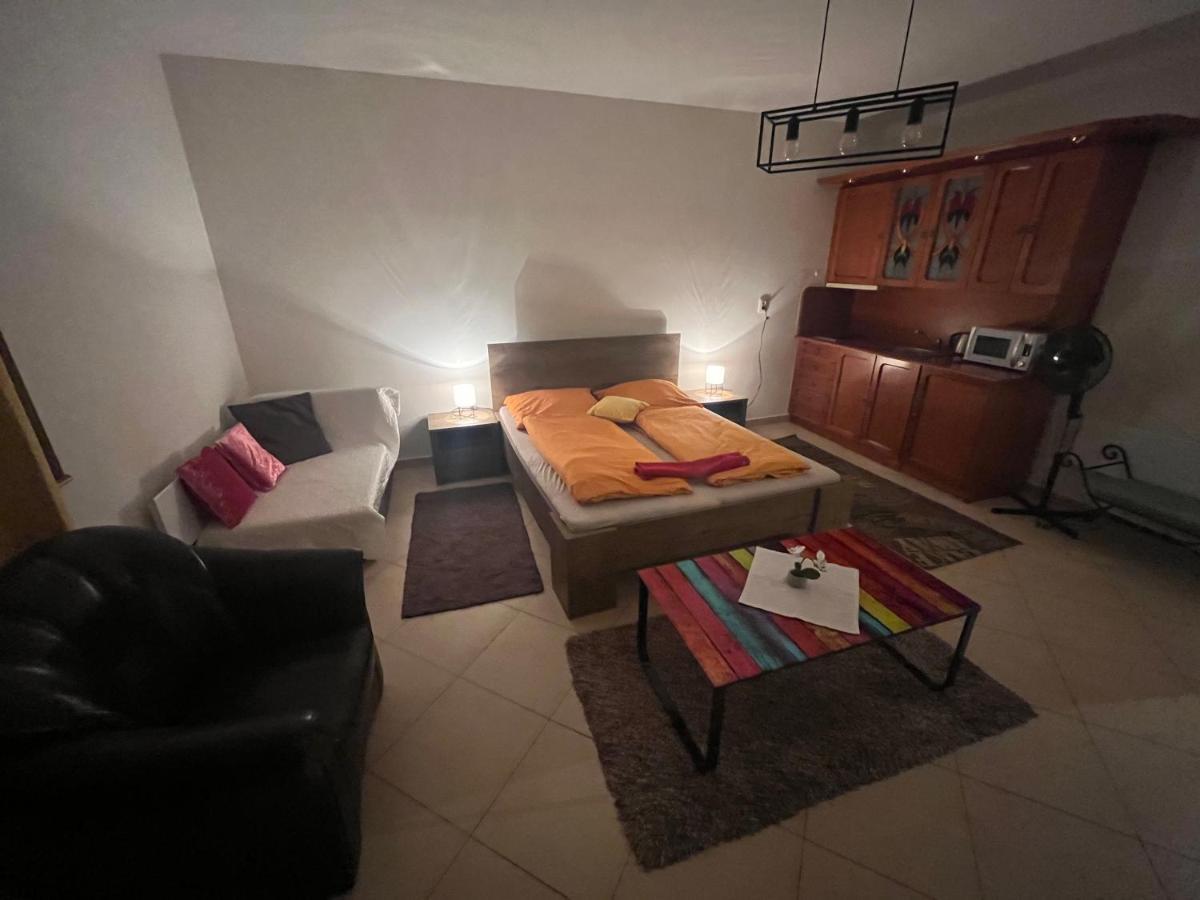 Monelly Apartman Komárno Eksteriør bilde